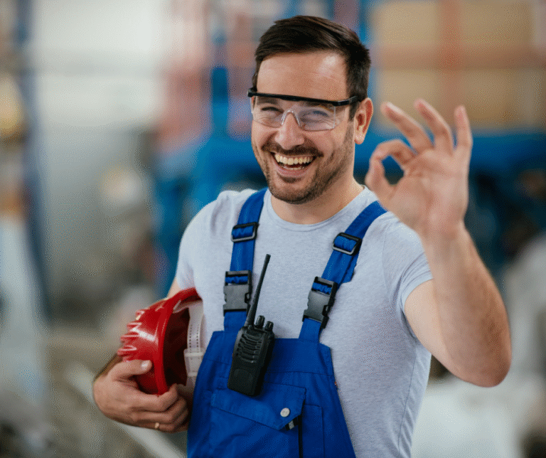 Engenheiro fazendo um gesto de ok - W.E Equipamentos