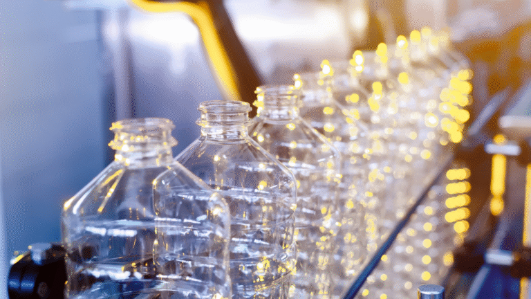 Esteira motorizada levando garrafas - W.E Equipamentos