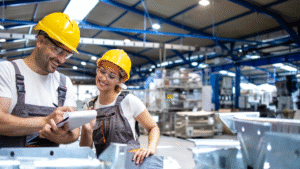 Dois engenheiros conversando na fábrica - W.E. Equipamentos